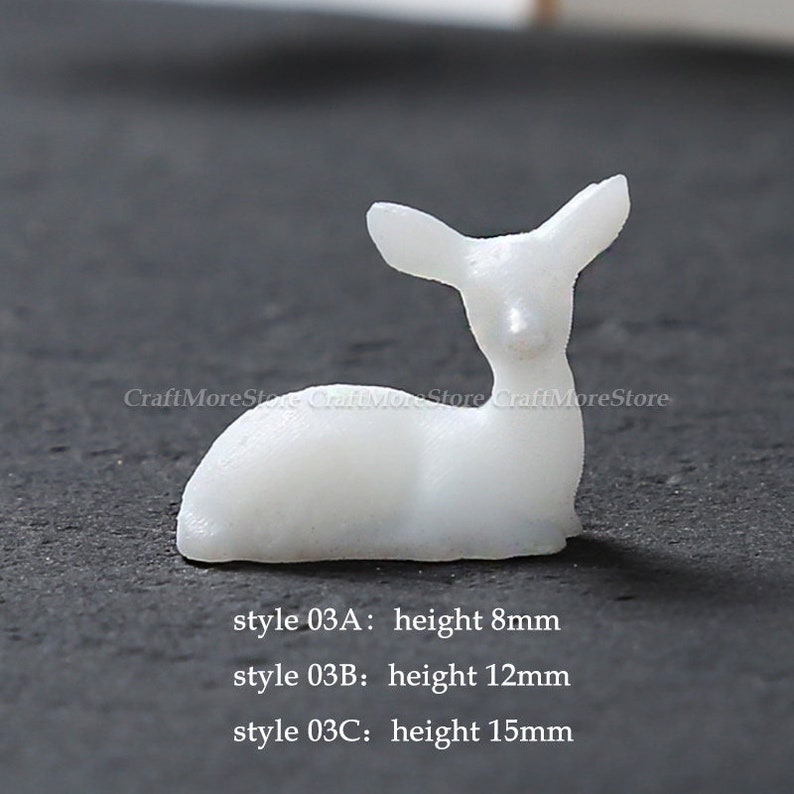 Pu&ograve; includere: Figurina di cervo in ceramica bianca in posizione seduta. Il cervo &egrave; alto 8 mm. La figurina &egrave; disponibile in tre dimensioni: 8 mm, 12 mm e 15 mm.