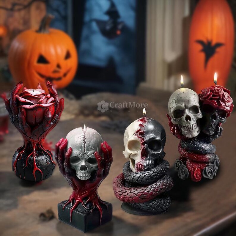 Op de afbeelding: Vier decoratieve schedelkaarsen met een Halloween-thema. De kaarsen zijn gemaakt van was en hebben een realistisch schedelontwerp. Twee van de kaarsen zijn omgeven door rode rozen en een zwarte slang. E&eacute;n kaars is omgeven door een rode roos en een zwarte slang. De vierde kaars is omgeven door een zwarte slang.