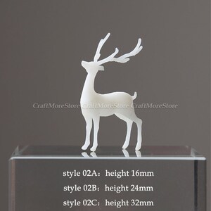 Pu&ograve; includere: Figurina di cervo in plastica bianca con corna, disponibile in tre dimensioni: 16 mm, 24 mm e 32 mm di altezza.