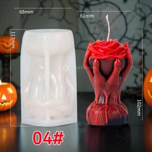 Op de afbeelding: Witte siliconen mal voor het maken van een kaars in de vorm van twee handen die een rode roos vasthouden. De mal is 28,7 cm hoog en 17,3 cm breed. De afgewerkte kaars is 15,5 cm hoog en 10,2 cm breed. 04#