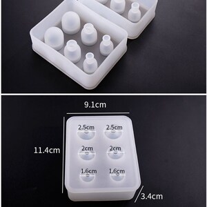 Op de afbeelding: Witte siliconen mal met zes ronde holtes voor het maken van hars ambachten. De mal is 9,1 cm breed, 11,4 cm lang en 3,4 cm diep. De holtes zijn 2,5 cm, 2 cm en 1,6 cm in diameter.