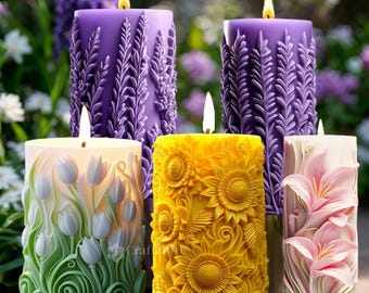 Puede incluir: Cuatro velas pilares decorativas con diferentes diseños florales. Las velas son en tonos de morado, amarillo, verde y rosa. Las velas están encendidas y tienen un brillo cálido.