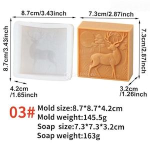 Pode incluir: Um molde quadrado de silicone transparente e um sabonete castanho com um desenho de veado. O molde tem 8,7 cm por 8,7 cm por 4,2 cm. O sabonete tem 7,3 cm por 7,3 cm por 3,2 cm. O sabonete tem um desenho de veado e &aacute;rvore.