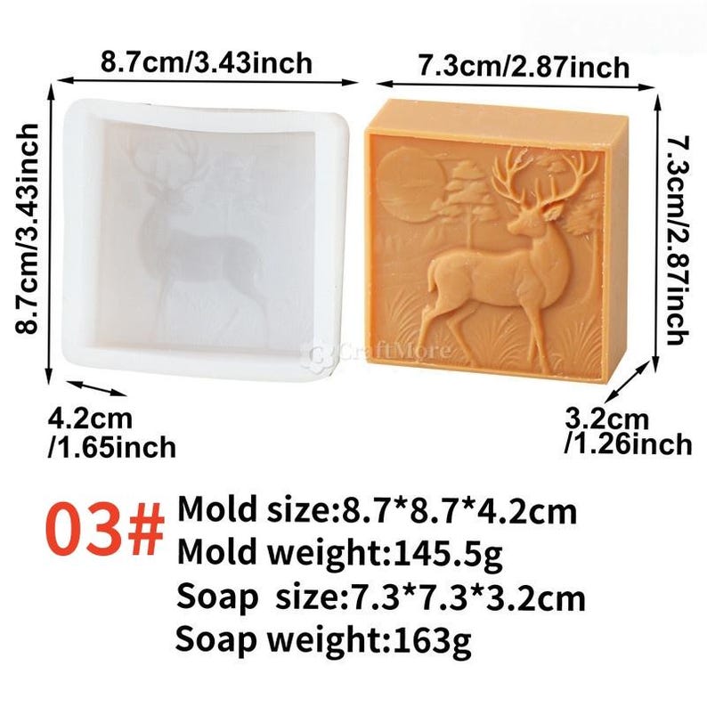 Pode incluir: Um molde quadrado de silicone transparente e um sabonete castanho com um desenho de veado. O molde tem 8,7 cm por 8,7 cm por 4,2 cm. O sabonete tem 7,3 cm por 7,3 cm por 3,2 cm. O sabonete tem um desenho de veado e &aacute;rvore.