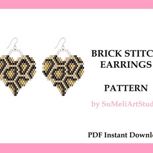 Könnte beinhalten: Ein digitales Muster für Ziegel-Stich-Ohrringe in Herzform mit Leopardenmuster. Das Muster trägt den Titel "Brick Stitch Earrings Pattern" von SuMeliArtStudio. Sofortiger PDF-Download.