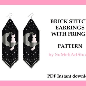 Könnte beinhalten: Ein digitales Download-Muster für Ziegel-Stich-Ohrringe mit Fransen. Die Ohrringe haben ein schwarz-weißes Design mit einem Mond und zwei Katzen. Das Muster ist von SuMeliArtStudio. PDF-Sofortdownload.