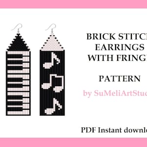 Puede incluir: Un patrón de descarga digital para pendientes de punto de ladrillo con flecos. El patrón presenta dos diseños: uno con un teclado de piano y el otro con notas musicales. El patrón es de SuMeliArtStudio.