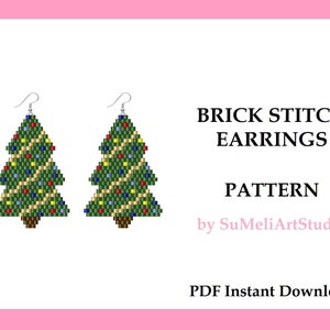 Puede incluir: Un patrón digital para pendientes de punto de ladrillo con un diseño de árbol de Navidad con cuentas verdes, amarillas, rojas y azules. El patrón se titula "Brick Stitch Earrings Pattern" de SuMeliArtStudio e incluye el texto "PDF Instant Download".