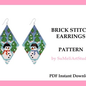 Könnte beinhalten: Ein digitales Muster für Ziegel-Stich-Ohrringe mit einem Schneemann-Design. Die Ohrringe sind blau, weiß und grün mit einem Schneemann in der Mitte jedes Ohrrings. Das Muster ist mit "Brick Stitch Earrings Pattern" von SuMeliArtStudio betitelt. Der Text "PDF Instant Download" ist ebenfalls enthalten.