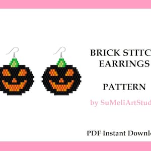 Puede incluir: Un patrón PDF imprimible para pendientes de punto de ladrillo con un diseño de calabaza de Halloween. El patrón es de SuMeliArtStudio.  "BRICK STITCH EARRINGS PATTERN" y "PDF Instant Download" están escritos en la página.