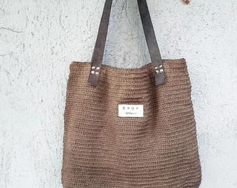 Bolso tote de yute tejido a crochet hecho a mano: asas de cuero marrón, estilo rústico bohemio.