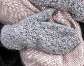100% alpaca mittens in gray and pink / Checkered mittens / Two tone mittens