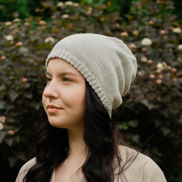 Leichte, atmungsaktive Beanie aus Baumwolle. Slouchy grau handgestrickte Mütze für Frauen, Männer. Graue dünne Strickmütze für Frühling, Sommer, Herbst