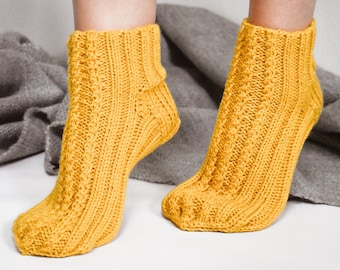 Merino wool socks in yellow / Cable knit slipper socks / Woolen bed socks / Knitted socks for men / Quarter socks