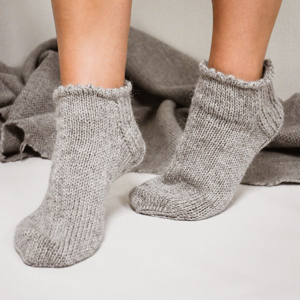 Socquettes en laine grises à volants et volants pour femmes, tricotées dans des tailles et des couleurs personnalisées. Chaussettes faites main pour le lit, le farniente et le sommeil