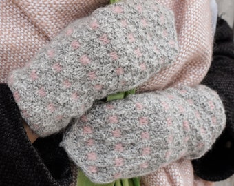 100% alpaca mittens in gray with pink squares / Two color mittens / Available in 51 colors