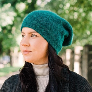 Gorro de lana de alpaca y seda de invierno con puños holgados, tejido a mano, RASA, en verde bosque