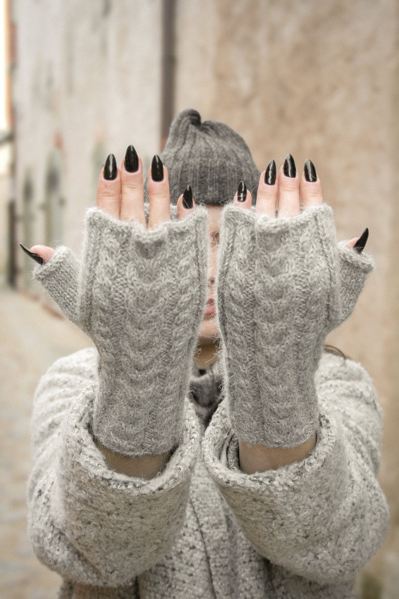 Alpaca fingerless gloves, Women's gray wool gloves, Chunky hand knitted gloves, Soft grey cable knit hand warmers, Warm woolen winter gloves Light gray