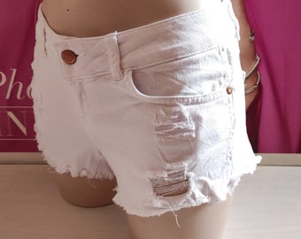 Weiße Denim Distressed Shorts von ONLY/Low Waist Beach Cut Off Shorts/Slim Fit Shorts/Casual Sommer Streetwear/Taillenbreite-37cm=14"/Größe 27-S