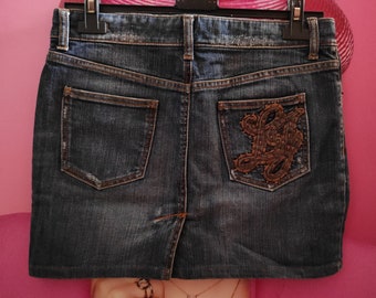 Minijupe en denim bleue LIO-JO, Italie/Logo en cuir décoloré sur la jupe de poche/Jupe taille moyenne effet vieilli/Jupe hippie décontractée/Taille 29, S-M.