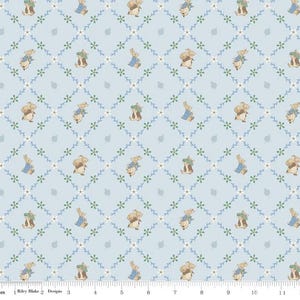 Può includere: Tessuto azzurro con un motivo ripetuto di personaggi di Peter Rabbit in varie pose, inseriti in un reticolo a rombi di viti verdi e fiori bianchi. Il tessuto è contrassegnato da misure in pollici.
