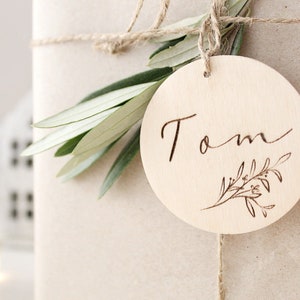 Geschenkanhänger personalisiert, Weihnachtsanhänger aus Holz, Geschenke schön verpacken Bild 3