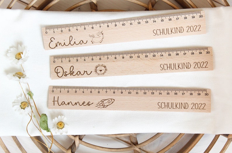 Holzlineal 20cm personalisiert mit Wunschname, Schulkind 2024, Geschenk Schulanfang, Schultüte Bild 1