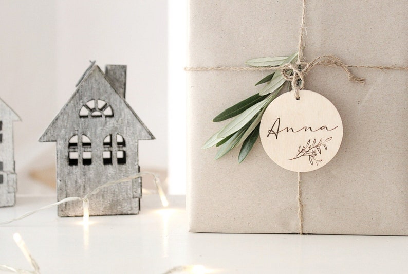 Geschenkanhänger personalisiert, Weihnachtsanhänger aus Holz, Geschenke schön verpacken Bild 2