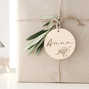 Geschenkanhänger personalisiert, Weihnachtsanhänger aus Holz, Geschenke schön verpacken Bild 1