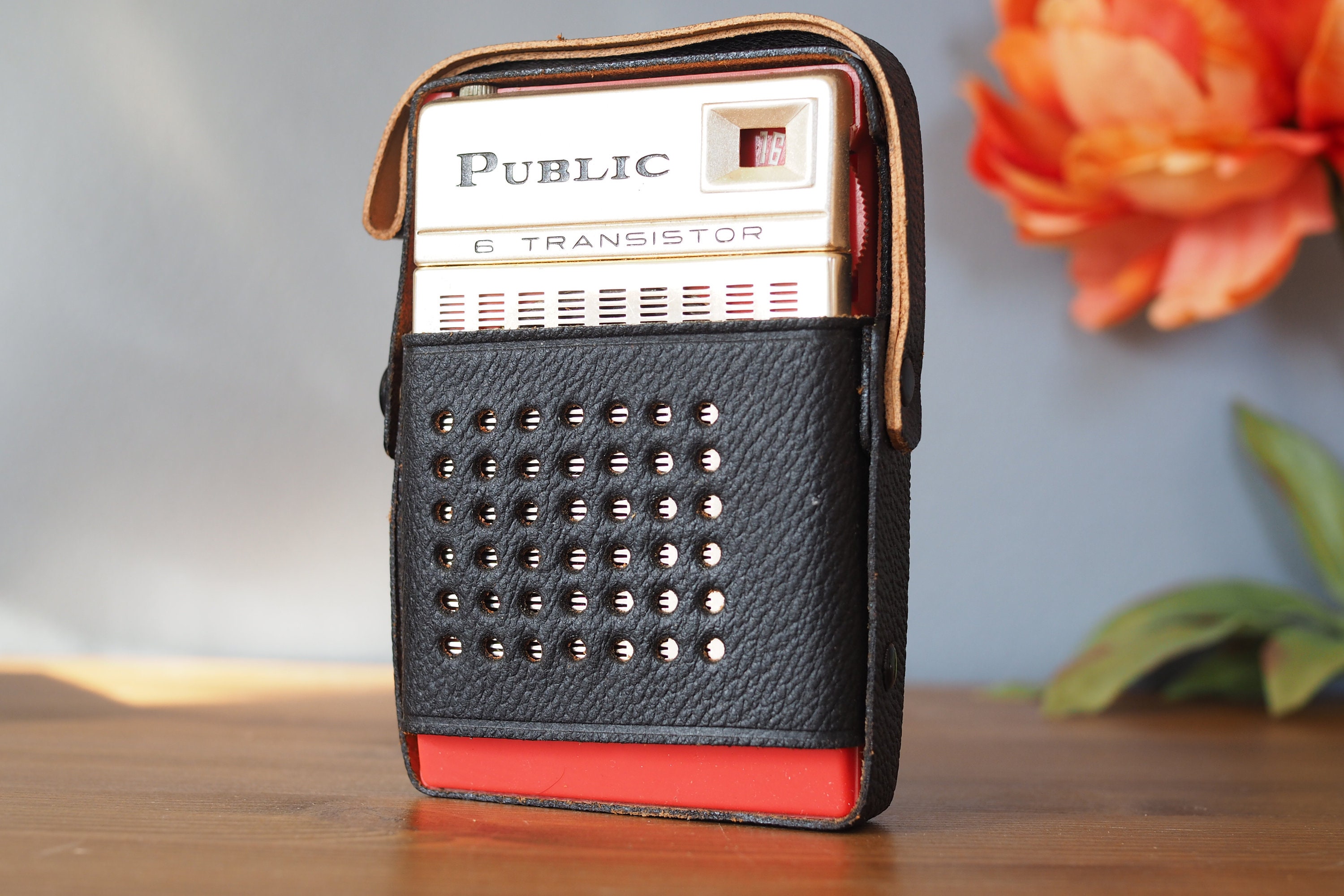 Vintage 6 Transistor Radio With Original Box and Headphones Vintage 6 Transistor Radio With Original Box and Headphones