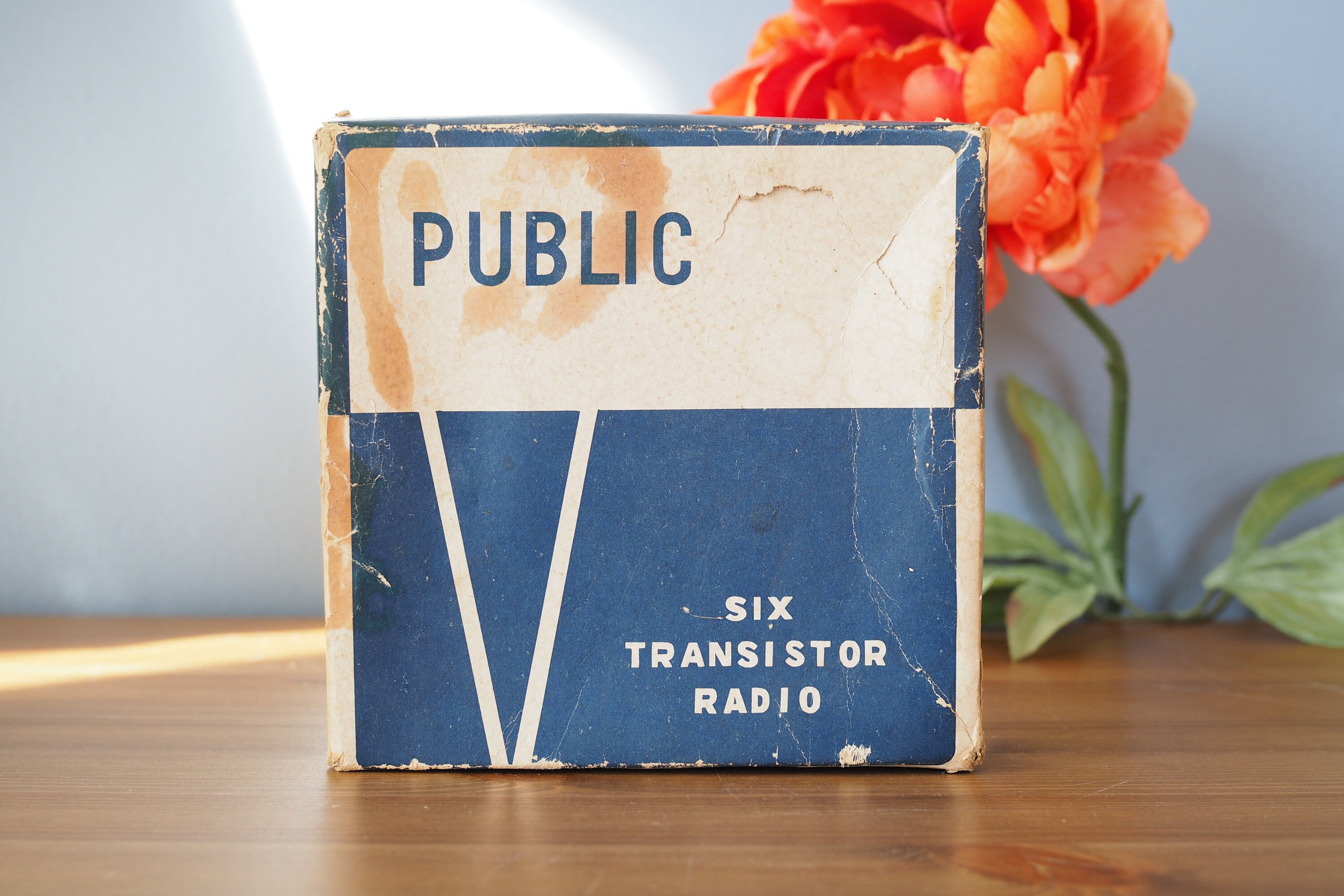 Vintage 6 Transistor Radio With Original Box and Headphones Vintage 6 Transistor Radio With Original Box and Headphones