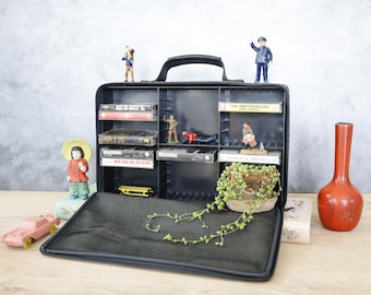 Vintage Cassette carrying Case carries 30 tapes with removable plastic tray