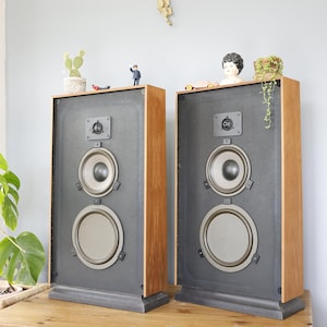 Vintage Realistic Optimus 27 40-2033 Floor Speakers Wood Mid century look slim design perfect for mid sized room