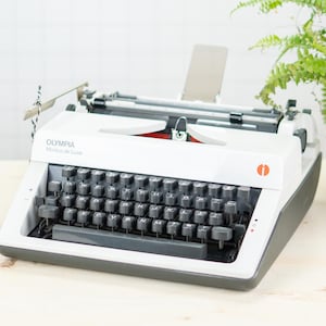 Máquina de escribir Olympia Monica de luxe con mantenimiento profesional y cinta de tinta nueva. ENVÍO RÁPIDO EN 1-3 días a todo el mundo.