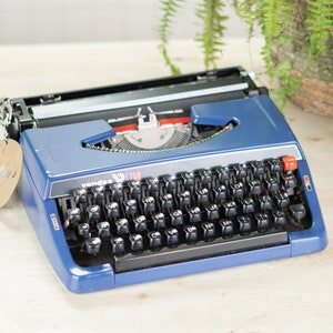 Máquina de escribir portátil Vendex 750, década de 1970, con cinta de tinta nueva, envío rápido a todo el mundo. Máquina de escribir portátil Vendex 750, con mantenimiento profesional y teclado QWERTY.