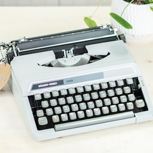 Máquina de escribir portátil Silver Reed 100 con mantenimiento profesional y en funcionamiento, con cinta de tinta nueva y teclado QWERTY.