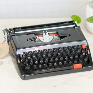 Máquina de escribir portátil Vendex 800 QWERTY negra, años 70, con mantenimiento profesional, envío rápido a todo el mundo (cinta de tinta nueva)