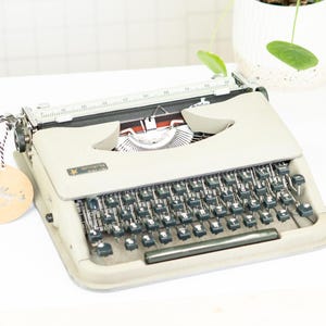 Máquina de escribir portátil Antares Parva, década de 1940, con cinta de tinta nueva Azerty, con mantenimiento profesional y envío rápido a todo el mundo.
