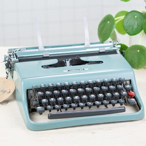 1-3 days QUICK SHIPPING WORLDWIDE professionally maintained working blue Olivetti Lettera 22 portable typewriter, 1950s new inkribbon qwertz