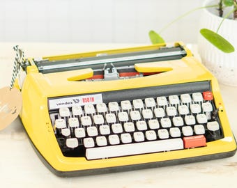 Máquina de escribir portátil Vendex 850TR amarilla, con mantenimiento profesional y envío rápido a todo el mundo, con cinta de tinta nueva y teclado QWERTY.