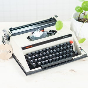 1-3 días ENVÍO RÁPIDO A TODO EL MUNDO Máquina de escribir portátil Gracia de Luxe con mantenimiento profesional y funcionamiento, con cinta de tinta nueva qwerty