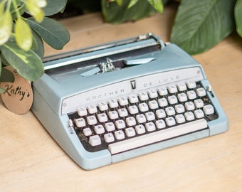 Brother Deluxe – QWERTZ-Schreibmaschine – 1960er – mit neuem Tintenband und kostenlosem Versand