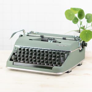Máquina de escribir Olympia SM vintage de los años 50 – Verde, QWERTY con mantenimiento profesional
