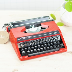 Máquina de escribir portátil Sperry Remington roja, con cinta de tinta nueva, QWERTY, con mantenimiento profesional y ENVÍO RÁPIDO A TODO EL MUNDO