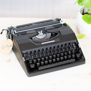 Máquina de escribir portátil Torpedo 10/30 negra, con cinta de tinta nueva y teclado QWERTY, con mantenimiento profesional y ENVÍO RÁPIDO A TODO EL MUNDO