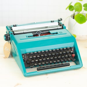 Máquina de escribir portátil Olivetti Studio 45 azul, con mantenimiento profesional y en funcionamiento, con cinta de tinta nueva y teclado QWERTY.