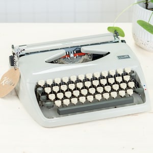 1-3 días ENVÍO RÁPIDO A TODO EL MUNDO Máquina de escribir Triumph Tippa - años 60 - qwerty Con cinta de tinta nueva