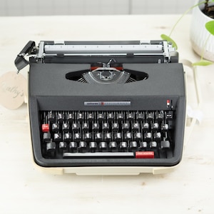 Máquina de escribir portátil Antares Efficiency 20S con mantenimiento profesional y envío rápido a todo el mundo, con cinta de tinta nueva y teclado QWERTY.