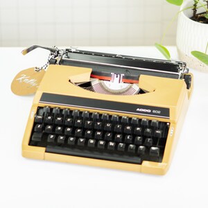 1-3 días ENVÍO RÁPIDO A TODO EL MUNDO. Addo 602 amarillo, años 70, funcionamiento y mantenimiento profesional, con cinta de tinta nueva, teclado qwerty.