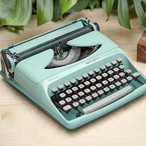 1-3 días ENVÍO RÁPIDO a todo el mundo. Remington Streamliner turquesa verde menta en funcionamiento, mantenimiento profesional, década de 1960, con cinta de tinta nueva.